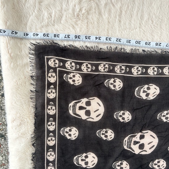 NWOT Alexander McQueen Silk Skull Scarf Black and Cream Pink Signature - Picture 4 of 9